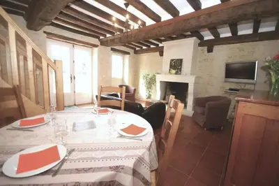 Télévision ou salle de divertissement dans l'établissement La Grange