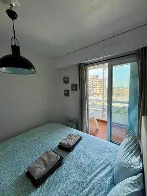 Un ou plusieurs lits dans un hébergement de l'établissement Appartement vue mer et marina, Loggia - Parking