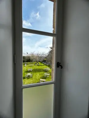 Jardin de l'établissement Les chambres d'Omaha Beach Etablissement avec deux chambres d'hôtes, petit-déjeuner compris fait-maison et produits locaux