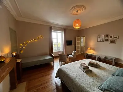 Un ou plusieurs lits dans un hébergement de l'établissement Les chambres d'Omaha Beach Etablissement avec deux chambres d'hôtes, petit-déjeuner compris fait-maison et produits locaux