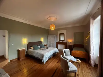 Un ou plusieurs lits dans un hébergement de l'établissement Les chambres d'Omaha Beach Etablissement avec deux chambres d'hôtes, petit-déjeuner compris fait-maison et produits locaux