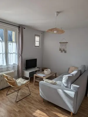 Télévision ou salle de divertissement dans l'établissement Gîte Le 101ème dans le centre de Ste Mère Église