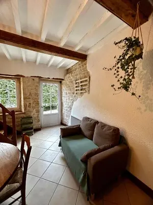 Coin salon dans l'établissement Maison 2 chambres avec espace extérieur privé et petit-déjeuner en supplément - fait-maison et produits locaux