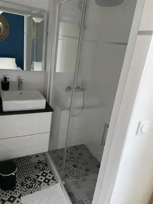 Salle de bains dans l'établissement Villa saint Louis 3