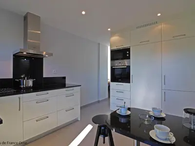 Cuisine ou kitchenette dans l'établissement Maison chaleureuse en Normandie avec jardin arboré - FR-1-497-143