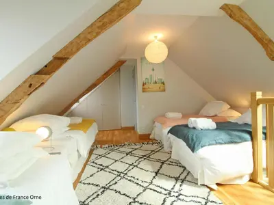 Un ou plusieurs lits dans un hébergement de l'établissement Maison chaleureuse en Normandie avec jardin arboré - FR-1-497-143