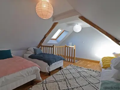 Un ou plusieurs lits dans un hébergement de l'établissement Maison chaleureuse en Normandie avec jardin arboré - FR-1-497-143