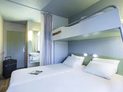 Un ou plusieurs lits dans un hébergement de l'établissement ibis budget Cabourg Dives sur Mer