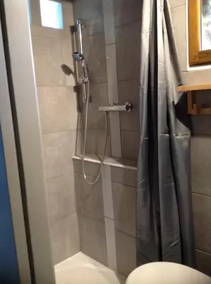 Salle de bains dans l'établissement La Cahute, gîte étape
