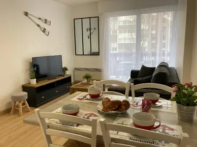 Télévision ou salle de divertissement dans l'établissement CABOURG APPARTEMENT EN RESIDENCE CALME ET COSI