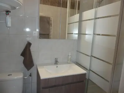 Salle de bains dans l'établissement CABOURG APPARTEMENT EN RESIDENCE CALME ET COSI