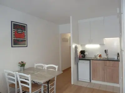 Cuisine ou kitchenette dans l'établissement CABOURG APPARTEMENT EN RESIDENCE CALME ET COSI