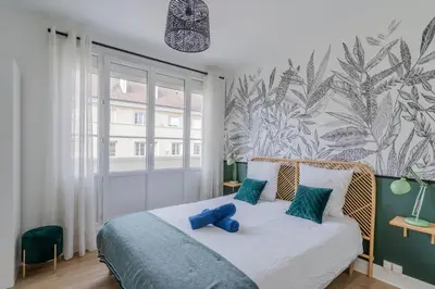 Un ou plusieurs lits dans un hébergement de l'établissement Superbe appart chic, hyper centre, vue château, Parking inclus
