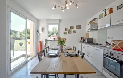 Cuisine ou kitchenette dans l'établissement La Maison D'ici Et D'ailleurs