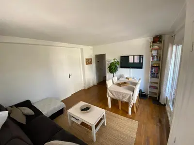 Télévision ou salle de divertissement dans l'établissement Belle Appartement lumineux avec balcon plein centre .