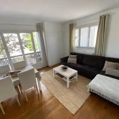 Belle Appartement lumineux avec balcon plein centre .