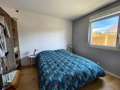 Un ou plusieurs lits dans un hébergement de l'établissement Villa moderne au calme, terrasse, jardin clos, à 500m de la plage de Kairon, proche commerces et loisirs - FR-1-361-372