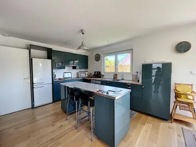 Cuisine ou kitchenette dans l'établissement Villa moderne au calme, terrasse, jardin clos, à 500m de la plage de Kairon, proche commerces et loisirs - FR-1-361-372