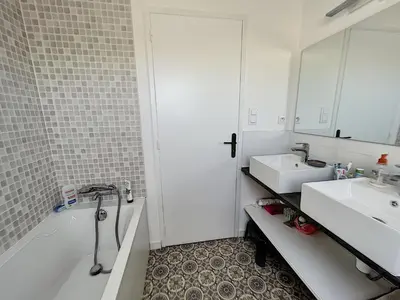Salle de bains dans l'établissement Villa moderne au calme, terrasse, jardin clos, à 500m de la plage de Kairon, proche commerces et loisirs - FR-1-361-372