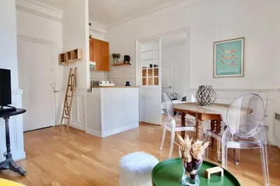 Cuisine ou kitchenette dans l'établissement Beau 2 pièces en centre ville et à 200m de la mer
