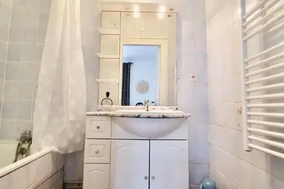 Salle de bains dans l'établissement Beau 2 pièces en centre ville et à 200m de la mer