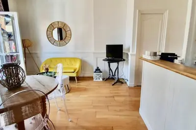 Télévision ou salle de divertissement dans l'établissement Beau 2 pièces en centre ville et à 200m de la mer