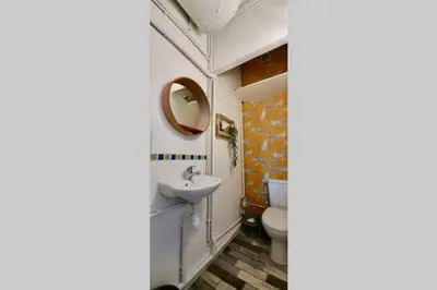 Salle de bains dans l'établissement Beau 2 pièces en centre ville et à 200m de la mer
