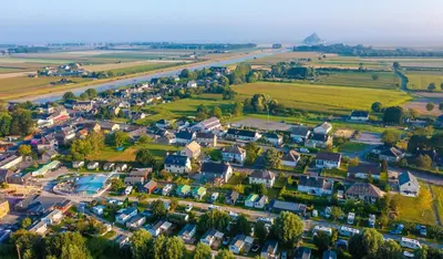 Vue panoramique sur l'établissement Camping Les Pommiers du Mont Saint Michel