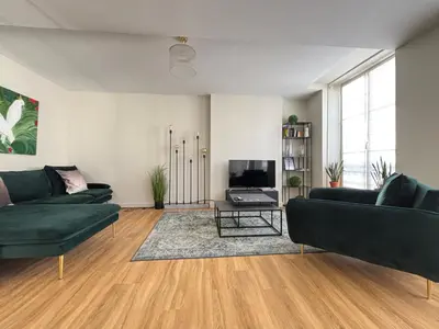 Coin salon dans l'établissement Bajocasse Apt duplex spacieux 3 ch 2 sdb cosy décoration élégante plein centre Bayeux parking public gratuit proche plages du débarquement