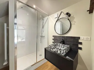 Salle de bains dans l'établissement Bajocasse Apt duplex spacieux 3 ch 2 sdb cosy décoration élégante plein centre Bayeux parking public gratuit proche plages du débarquement