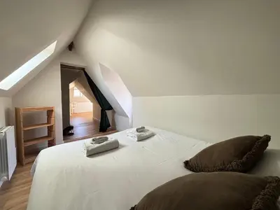 Un ou plusieurs lits dans un hébergement de l'établissement Bajocasse Apt duplex spacieux 3 ch 2 sdb cosy décoration élégante plein centre Bayeux parking public gratuit proche plages du débarquement