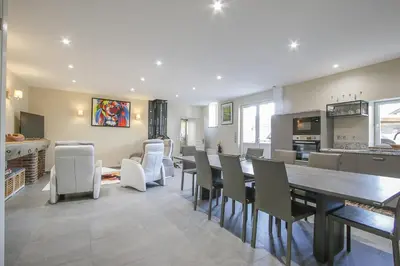 Cuisine ou kitchenette dans l'établissement Gîte l'Ardoisier 7 Pers Sauna Bayeux 2km