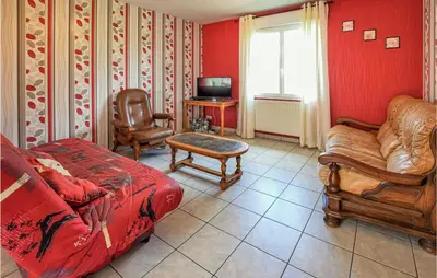 Télévision ou salle de divertissement dans l'établissement Cozy Home In Montchamp With Kitchen