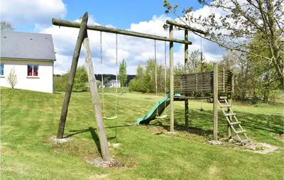 Aire de jeux pour enfants de l'établissement Cozy Home In Montchamp With Kitchen