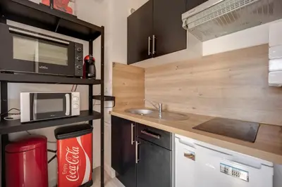 Cuisine ou kitchenette dans l'établissement Tribord
