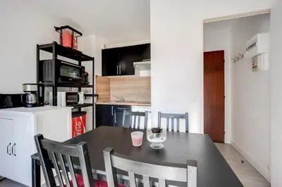Cuisine ou kitchenette dans l'établissement Tribord