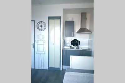 Cuisine ou kitchenette dans l'établissement Studio vue mer 180° à 200 m de la plage en Normandie +parking