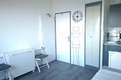 Cuisine ou kitchenette dans l'établissement Studio vue mer 180° à 200 m de la plage en Normandie +parking