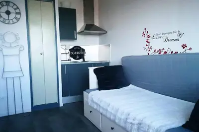 Cuisine ou kitchenette dans l'établissement Studio vue mer 180° à 200 m de la plage en Normandie +parking