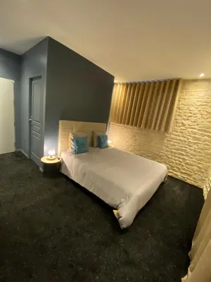 Un ou plusieurs lits dans un hébergement de l'établissement L'ATELIER DU VIEUX BOIS Spa
