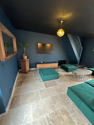 Coin salon dans l'établissement L'ATELIER DU VIEUX BOIS Spa