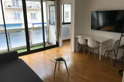 Télévision ou salle de divertissement dans l'établissement Logement 6P BALCON/ MODERNE HYPER CENTRE