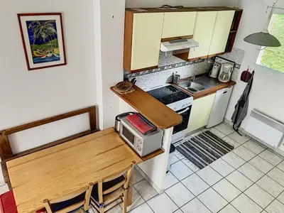 Cuisine ou kitchenette dans l'établissement Duplex avec terrasse près de la plage et commerces - Saint-Pair-sur-Mer - FR-1-361-374