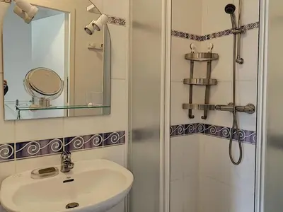 Salle de bains dans l'établissement Duplex avec terrasse près de la plage et commerces - Saint-Pair-sur-Mer - FR-1-361-374