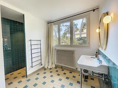Plan de l'établissement Maison d'exception à 80m de la plage avec accès direct, proche commerces, terrasse, BBQ, WiFi inclus - FR-1-361-375