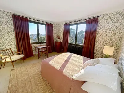 Un ou plusieurs lits dans un hébergement de l'établissement Maison d'exception à 80m de la plage avec accès direct, proche commerces, terrasse, BBQ, WiFi inclus - FR-1-361-375