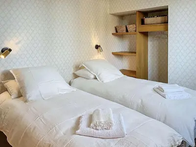 Un ou plusieurs lits dans un hébergement de l'établissement Maison d'exception à 80m de la plage avec accès direct, proche commerces, terrasse, BBQ, WiFi inclus - FR-1-361-375