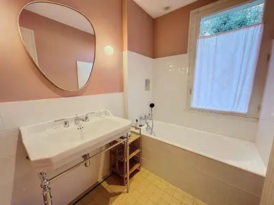 Salle de bains dans l'établissement Maison d'exception à 80m de la plage avec accès direct, proche commerces, terrasse, BBQ, WiFi inclus - FR-1-361-375