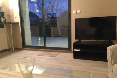 Télévision ou salle de divertissement dans l'établissement Le cottage GAMA Suisse Normande