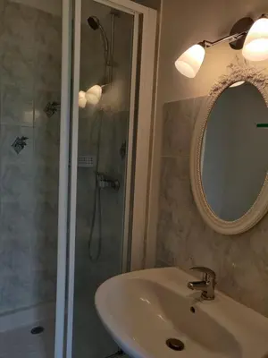 Salle de bains dans l'établissement Les fleurs du Mont
